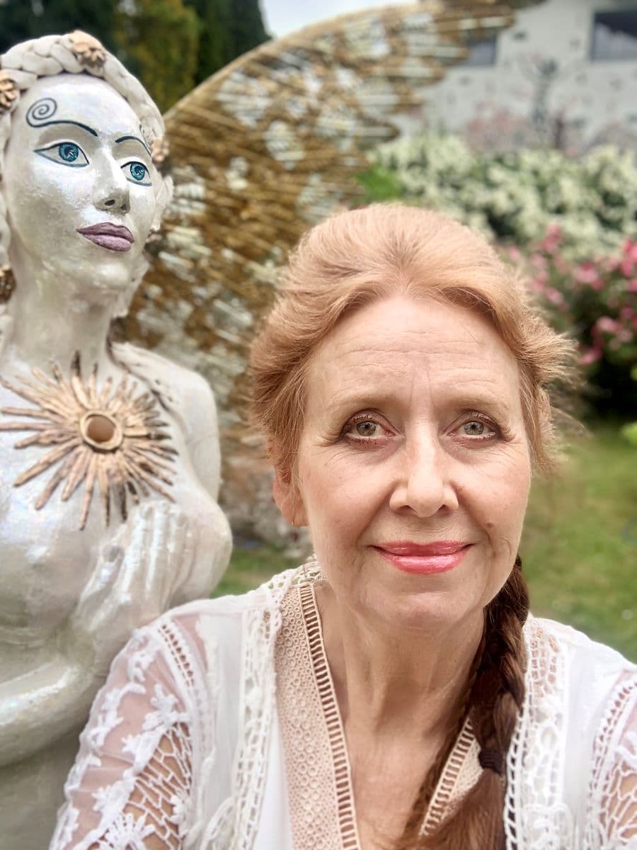 Silvia Steiger neben einer ihrer monumentalen Keramik-Göttinnen